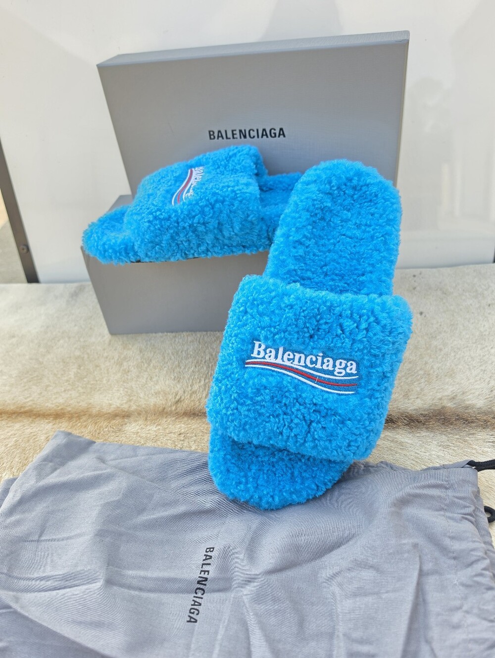 Balenciaga furry slide sandals in blue faux shearling - Picture 3 of 8